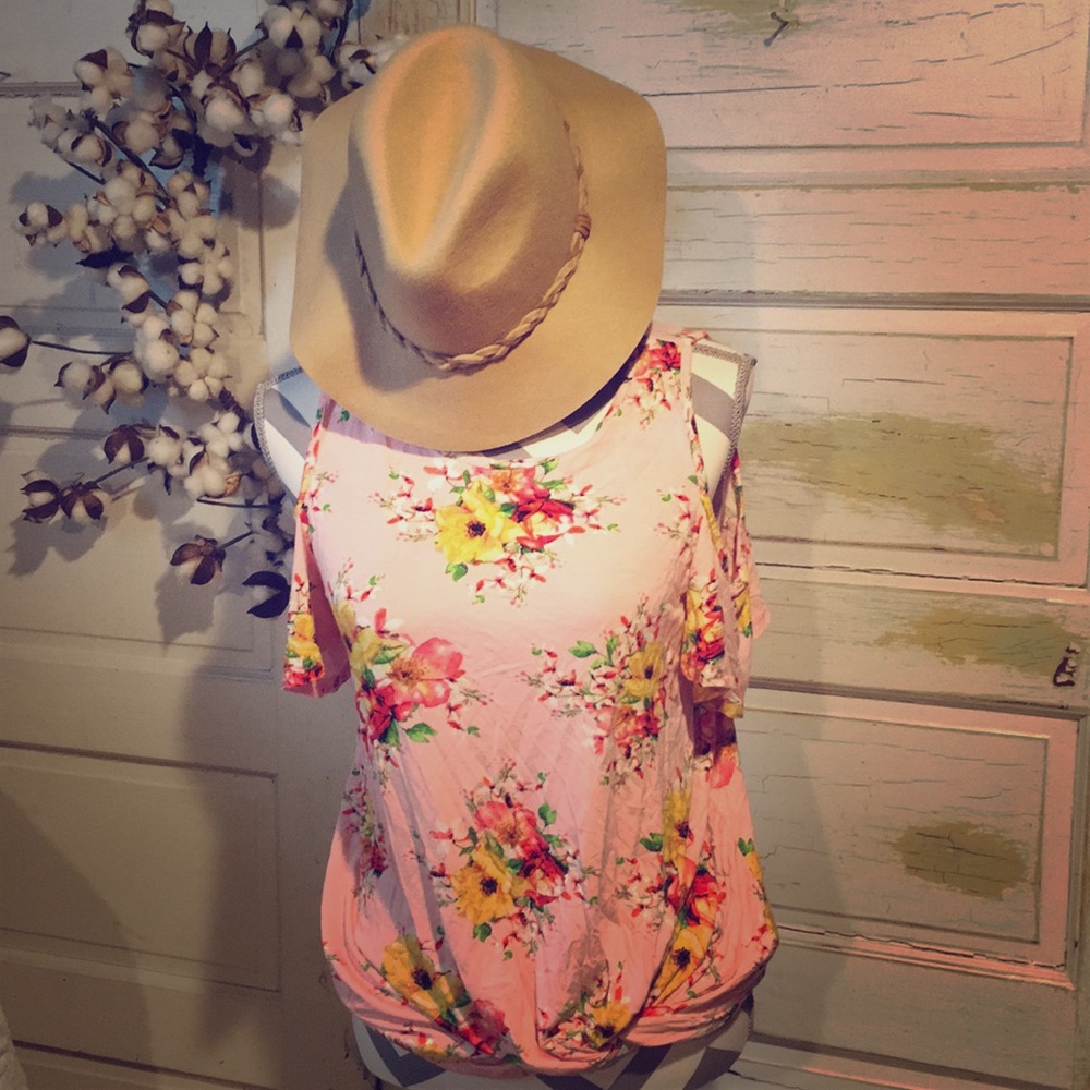 🎃Boutique Style- Floral Cold Shoulder Tee size S